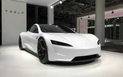 Gradski električni automobil na punjaču