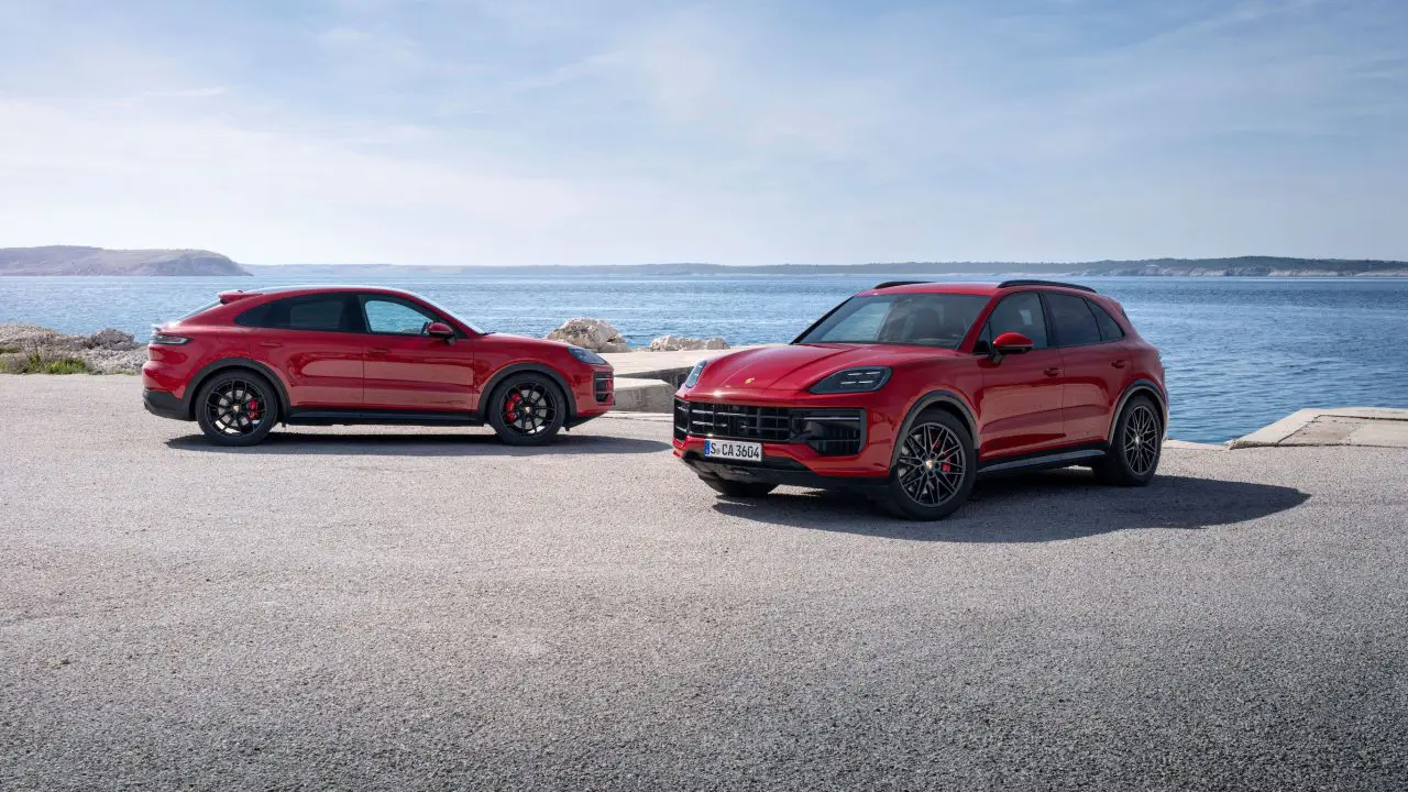 Porsche Cayenne GTS i Cayenne GTS Coupe, crvena boja, pogled spreda i profil, aktuelna generacija