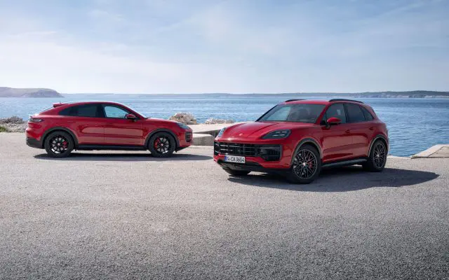 Porsche Cayenne GTS i Cayenne GTS Coupe, crvena boja, pogled spreda i profil, aktuelna generacija
