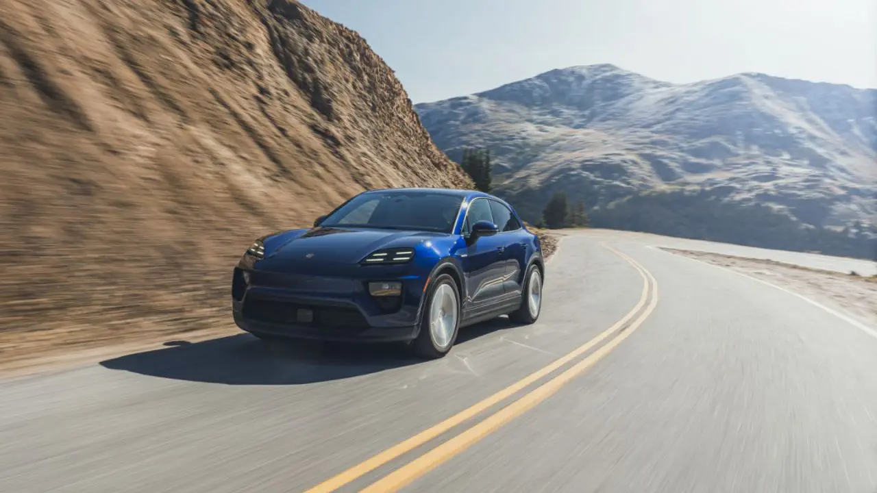 Porsche Macan Electric, plavi, prednji ugao, u vožnji na planinskom putu