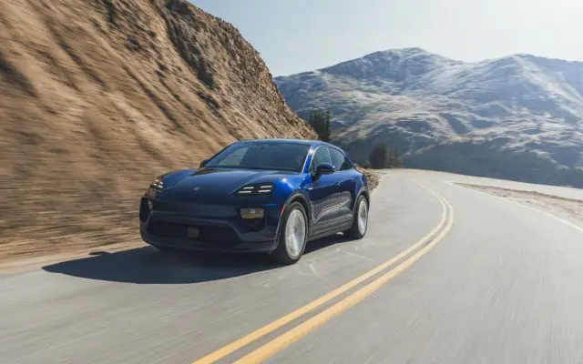 Porsche Macan Electric, plavi, prednji ugao, u vožnji na planinskom putu