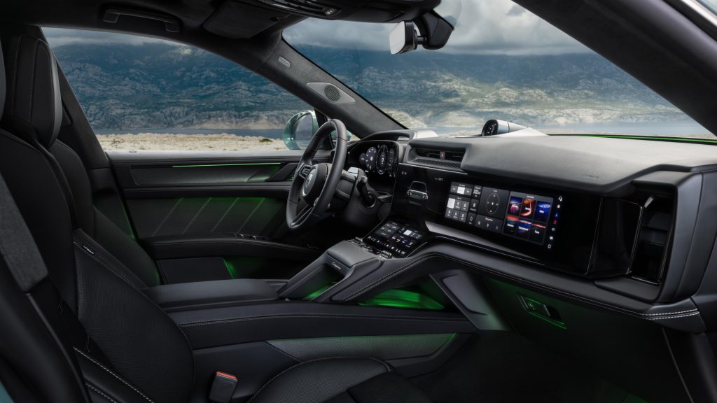 Enterijer Porsche Cayenne Electric (2026), kokpit sa OLED ekranima i volanom