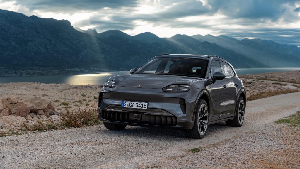 Porsche Cayenne Electric (2026), prednji tročetvrtinski ugao, planinski predeo