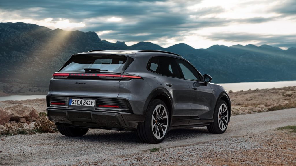 Porsche Cayenne Electric (2026), zadnji tročetvrtinski ugao, obala jezera