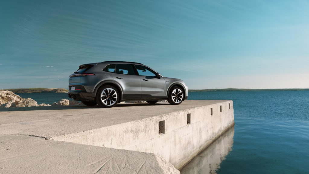 Porsche Cayenne Electric (2026), bočni profil na betonskom pristaništu pored mora