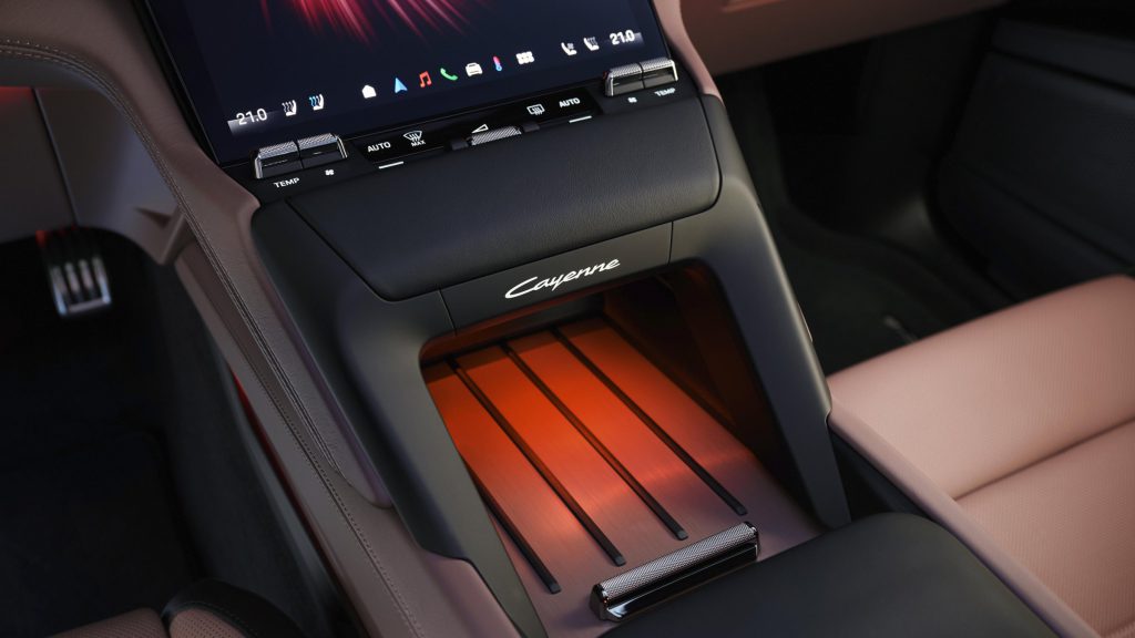 Detalj opcione indukcione ploče za bežično punjenje u centralnoj konzoli Porsche Cayenne Electric
