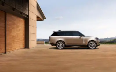 Land Rover Range Rover, bočni profil, studijski snimak ispred moderne kuće