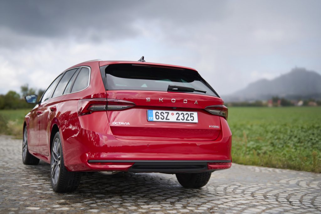 Zadnji deo Škoda Octavia Hybrid sa oznakom Hybrid na prtljažnim vratima