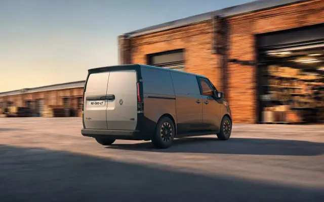 Renault Trafic Van E-Tech electric, pogled otpozadi sa strane tokom vožnje