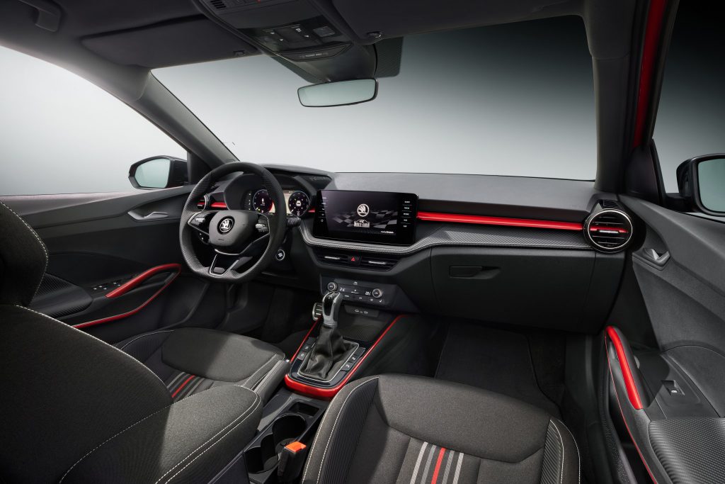 Enterijer Škoda Fabije Monte Carlo sa digitalnom instrument tablom, ekranom infotainmenta i sportskim volanom