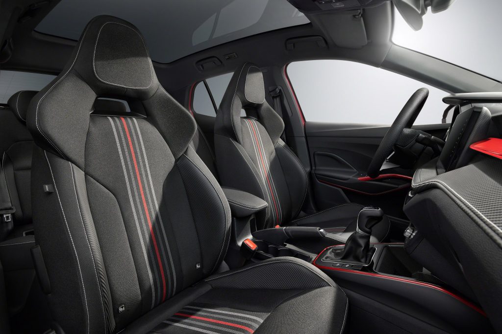 Detalj prednjih sportskih sedišta u crno-crvenoj kombinaciji unutar Škoda Fabije Monte Carlo