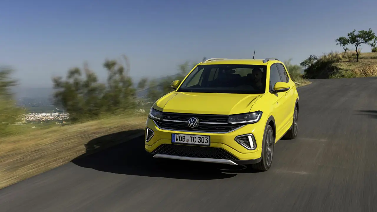 Volkswagen T-Cross, žuta boja, vožnja, prednji ugao 3/4