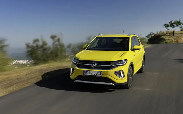 Volkswagen T-Cross, žuta boja, vožnja, prednji ugao 3/4