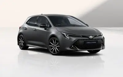 Toyota Corolla hečbek 2026 u mat sivoj boji Onyx Grey, pogled iz prednjeg ugla