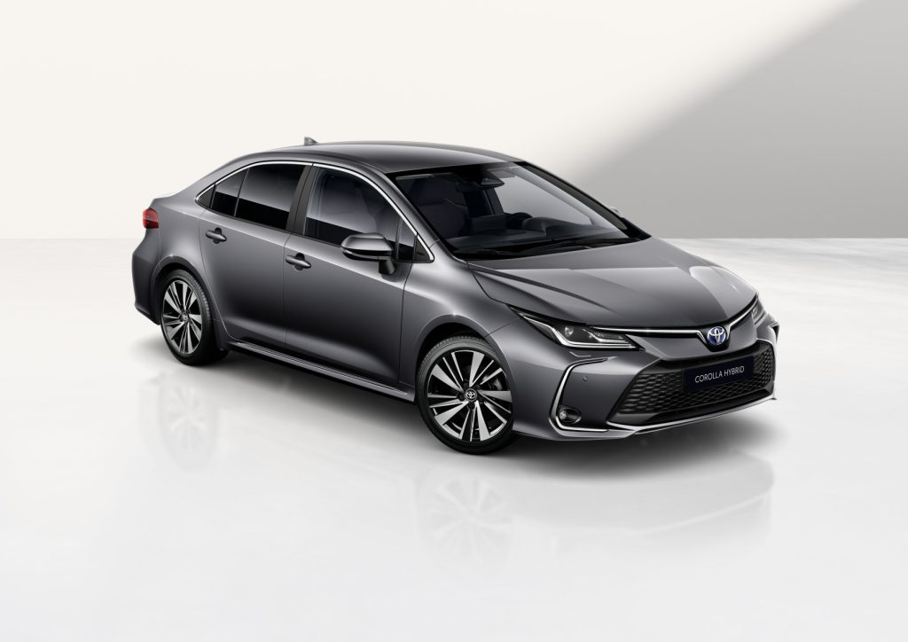 Toyota Corolla limuzina 2026 u boji Storm Grey, pogled iz prednjeg ugla