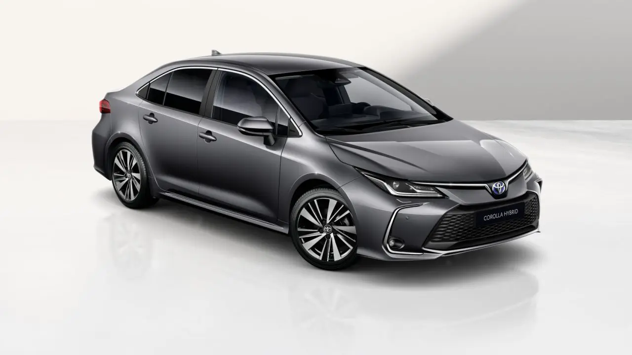 Toyota Corolla limuzina 2026 u boji Storm Grey, pogled iz prednjeg ugla