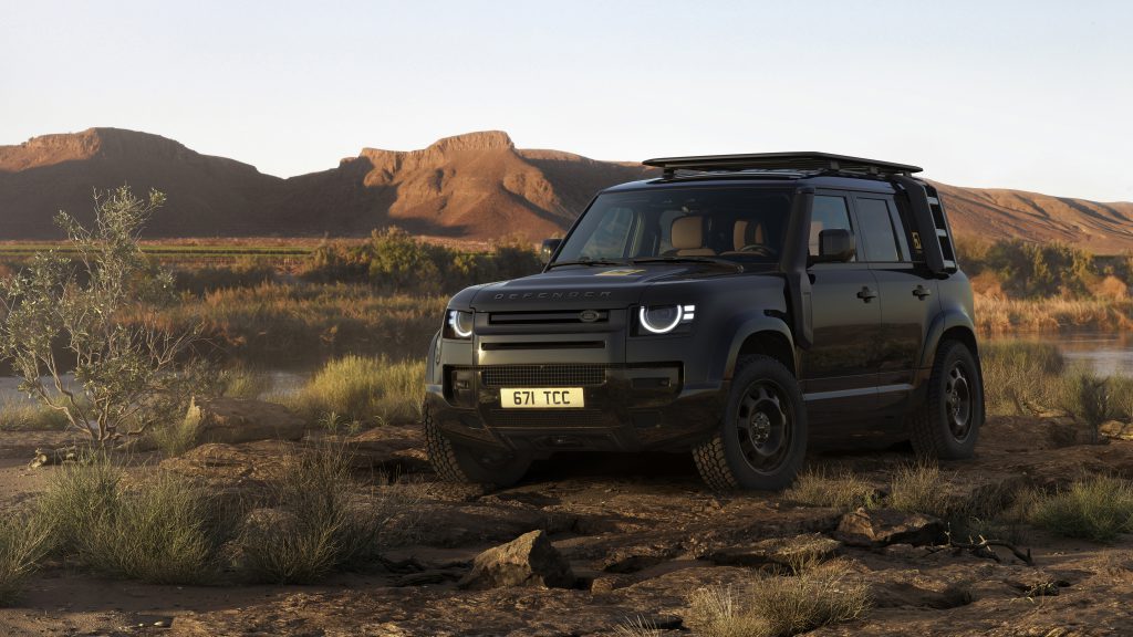 Land Rover Defender Trophy Edition u boji Santorini Black na terenu pored reke