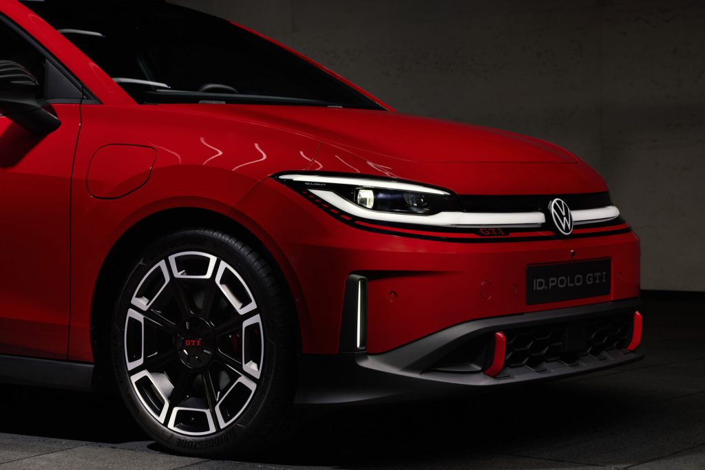 Detalj prednjeg točka, LED matrix fara i GTI oznake na Volkswagen ID. Polo GTI