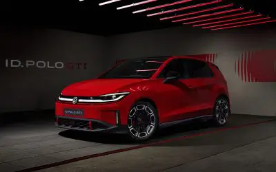Crveni Volkswagen ID. Polo GTI, pogled spreda sa strane, vidi se GTI oznaka na maski i LED matrix farovi