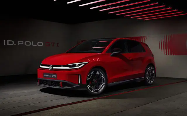 Crveni Volkswagen ID. Polo GTI, pogled spreda sa strane, vidi se GTI oznaka na maski i LED matrix farovi