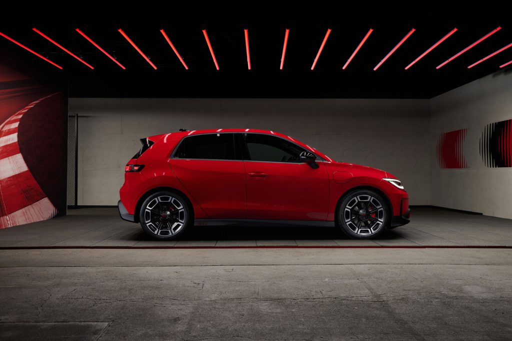 Volkswagen ID. Polo GTI u bočnom profilu, vidi se silueta hečbeka i sportske aluminijumske felne