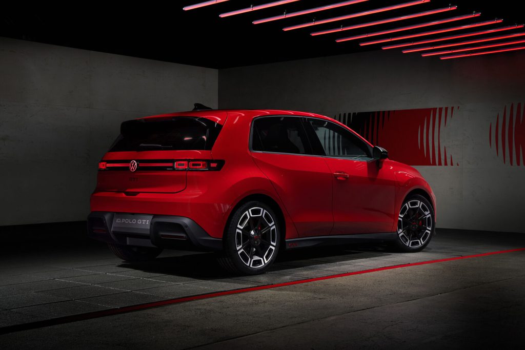 Volkswagen ID. Polo GTI, pogled otpozadi sa strane, vide se LED zadnja svetla i natpis GTI na braniku