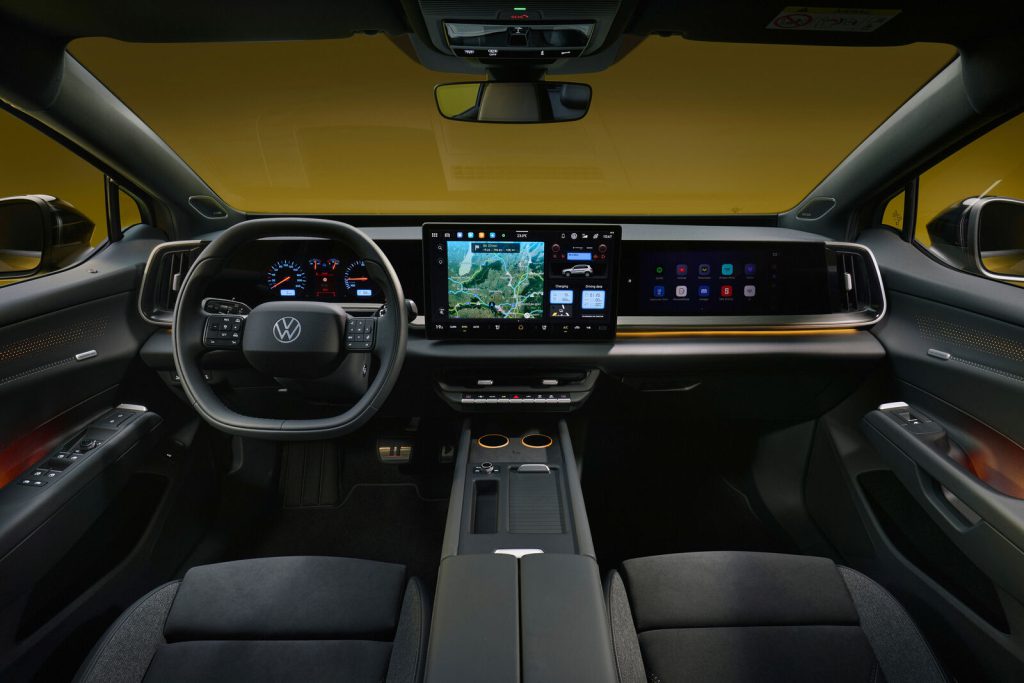 Enterijer Volkswagen ID. Tiguan sa digitalnom instrument tablom, centralnim ekranom i fizičkom dugmadi na volanu
