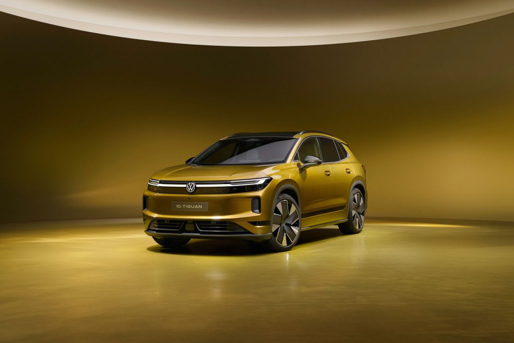 Volkswagen ID. Tiguan, pogled iz prednjeg 3/4 ugla, sa osvetljenom svetlosnom trakom preko cele širine vozila