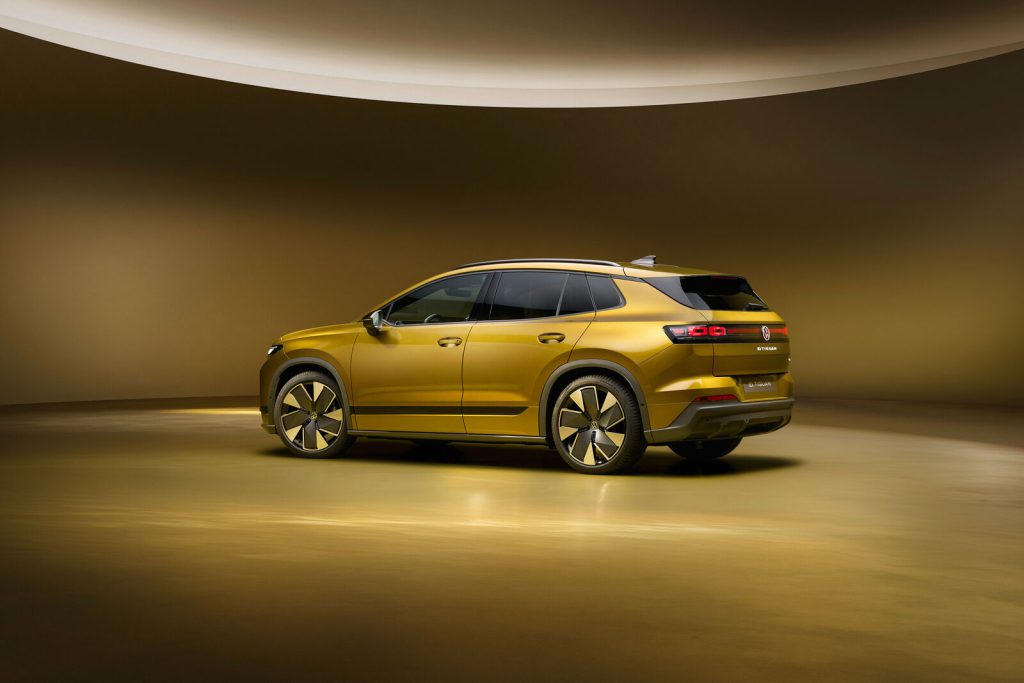 Volkswagen ID. Tiguan, pogled na bočni profil i zadnji kraj karoserije sa krovnim relingom