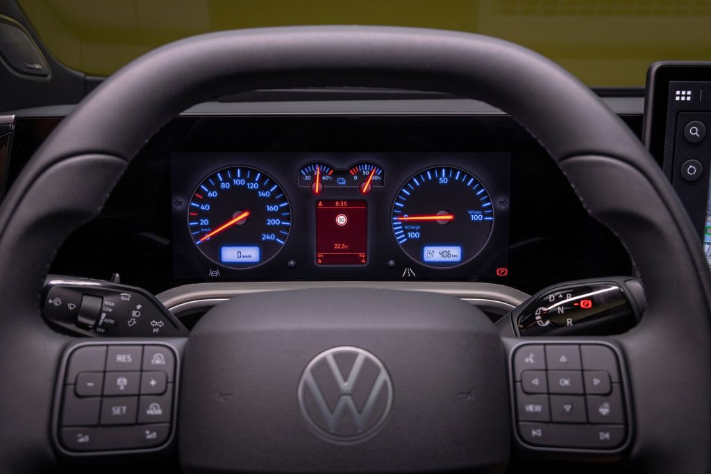Detalj volana Volkswagen ID. Tiguan sa fizičkom dugmadi i digitalnom instrument tablom iza volana