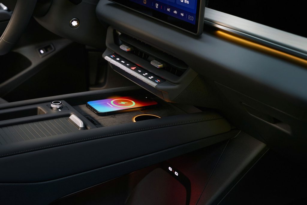 Detalj panela za klimu sa fizičkom dugmadi i Qi2 bežičnim punjačem telefona u Volkswagen ID. Tiguan