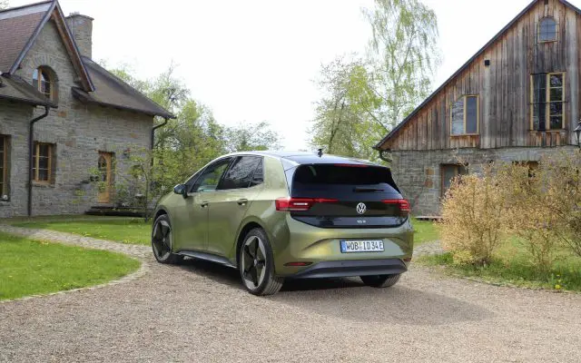 Volkswagen ID.3 fejslift, zadnji ugao tri četvrtine, zelena boja sa crnim krovom